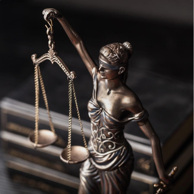 An image of the statute of justice- lady justitia